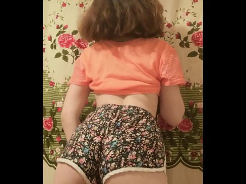 ❤️ Una ghjovana sexy si spoglia i pantaloncini davanti à a camera ❤ Porno à noi